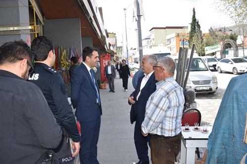 Kaymakamımız Sayın Mevlana KÜRKCÜ, Çarşı Merkezinde Vatandaşlarımıızla Bir Araya Geldi