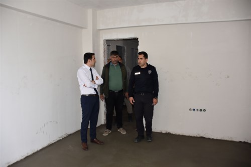 Kaymakamımız Sayın Mevlana KÜRKCÜ, İlçemizde Yapımı Devam Eden Hani İlçe Emniyet Amirliği lojmanlarında İncelemelerde Bulundu
