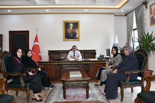 Ak Parti Hani Kadın Kolları Başkanı Necla OPÇİN ve Beraberindeki Heyet Kaymakamımız Sayın Mevlana KÜRKCÜ'yü Makamında Ziyaret  Etti