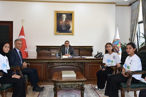 Şehit Polis Salih EROĞLU ilköğretim Okulu Öğrencileri Kaymakamımız Sayın Mevlana KÜRKCÜ'yü Makamında Ziyarette Bulundu